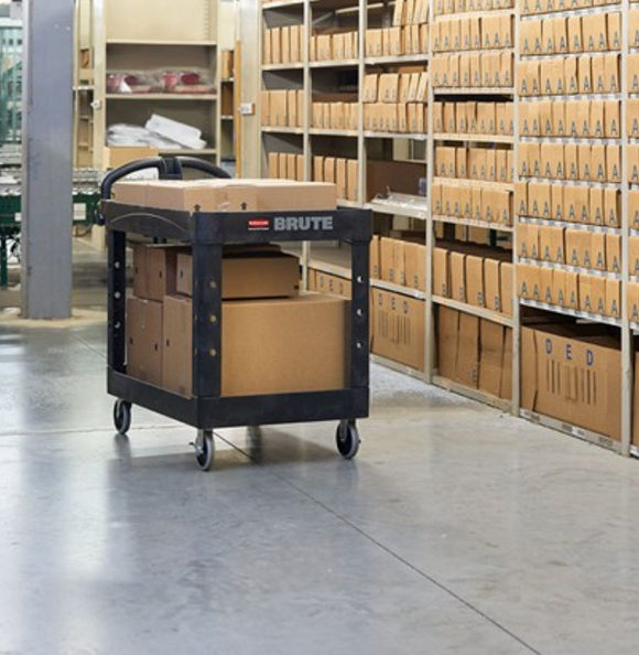 Chariot utilitaire robuste à 2 étagères Rubbermaid® | Étagère à rebord | Roulettes pivotantes | 4520