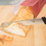 Couteau à pain à lame de 20 cm au tranchant dentelé et manche en Fibrox®