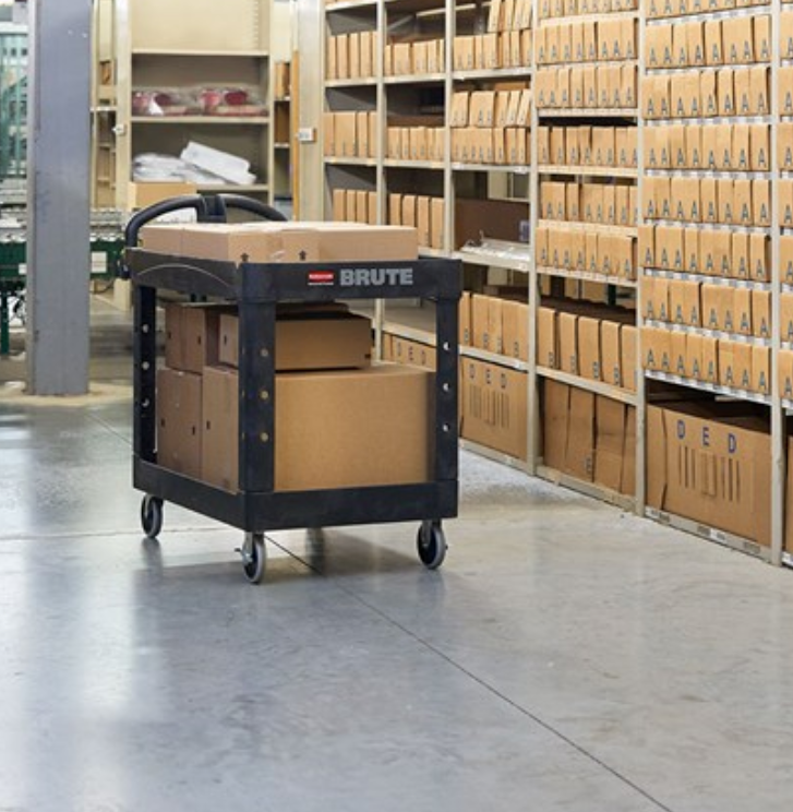 Chariot utilitaire robuste à 2 étagères Rubbermaid® | Étagère à rebord | Roulettes pivotantes | 4520